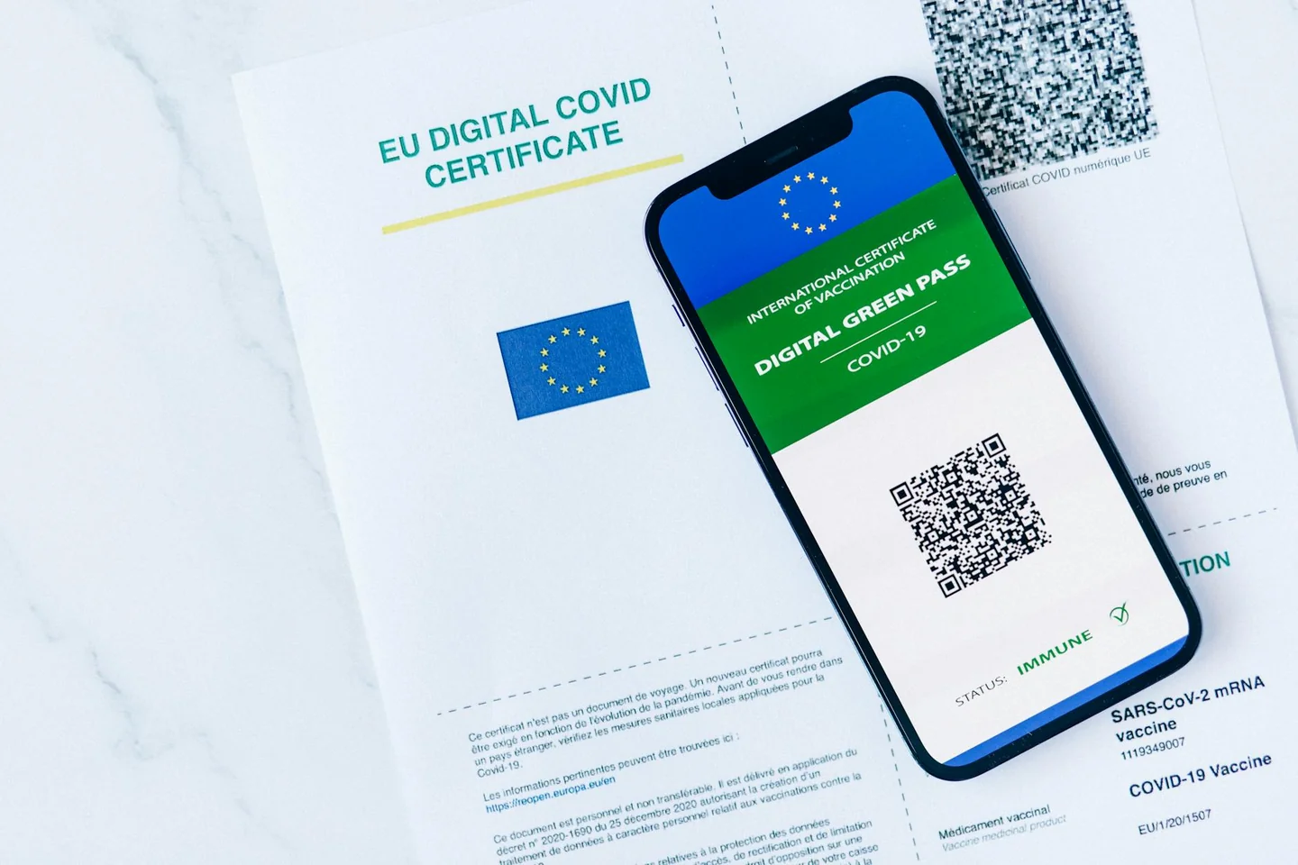 Documento sobre quale sistema di cifratura viene utilizzato per la firma digitale con un certificado digital y elementos de seguridad visuales.