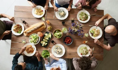 Imagen para "cosa portare a cena da amici" con una mesa de cena compartida entre amigos