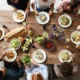 Imagen para "cosa portare a cena da amici" con una mesa de cena compartida entre amigos