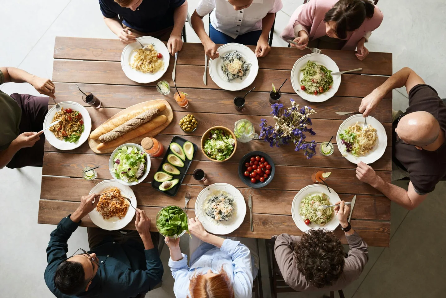 Imagen para "cosa portare a cena da amici" con una mesa de cena compartida entre amigos
