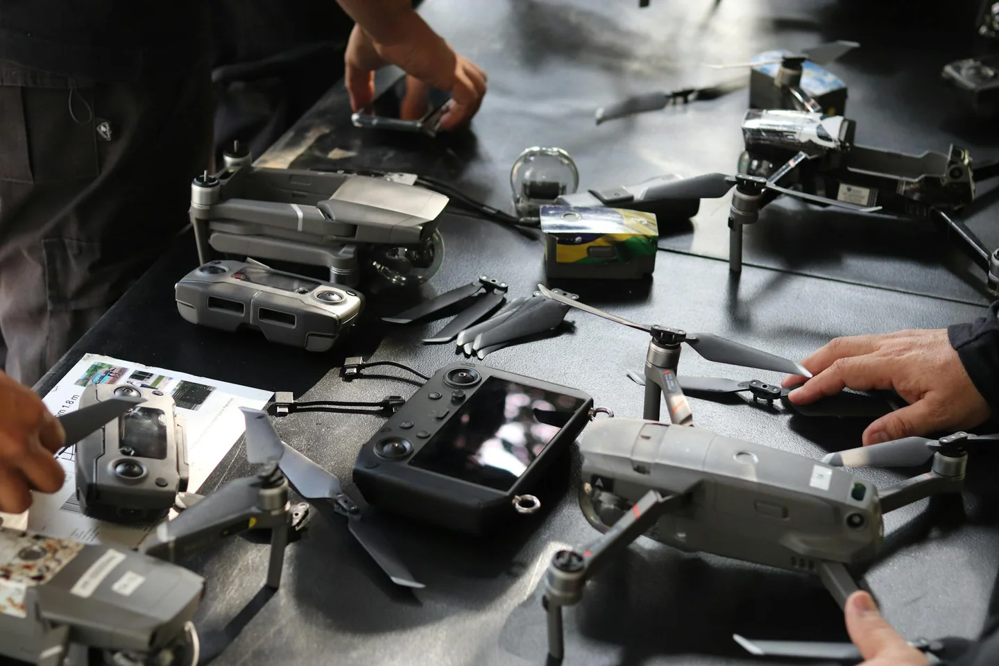 cuando si pianifica una ripresa in modalità drone: un control previo del dron antes del despegue para revisar seguridad y preparación