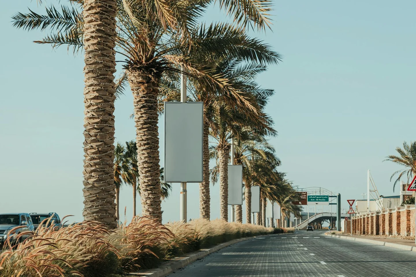 Carteles de la calle en Dubai para ilustrar che lingue si parlano a dubai en un contexto urbano y multilingüe.