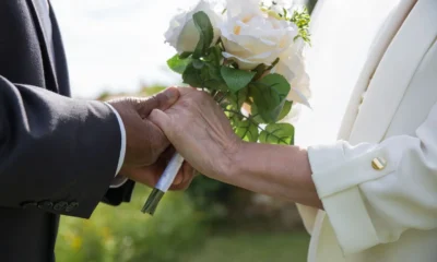 Una pareja de ancianos en su aniversario ilustra el tema nozze di diamante quanti anni sono con una escena de matrimonio longeva y emotiva.