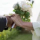 Una pareja de ancianos en su aniversario ilustra el tema nozze di diamante quanti anni sono con una escena de matrimonio longeva y emotiva.