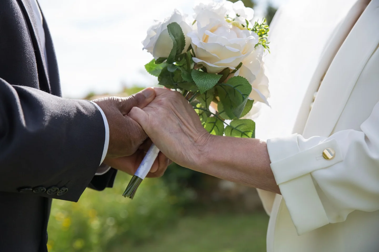 Una pareja de ancianos en su aniversario ilustra el tema nozze di diamante quanti anni sono con una escena de matrimonio longeva y emotiva.