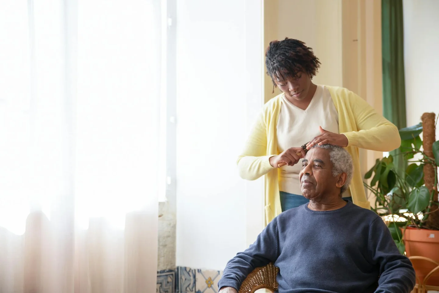 Foto de elderly man caregiver para ilustrar chi paga l amministratore di sostegno en un artículo sobre costes, apoyo y tutela legal