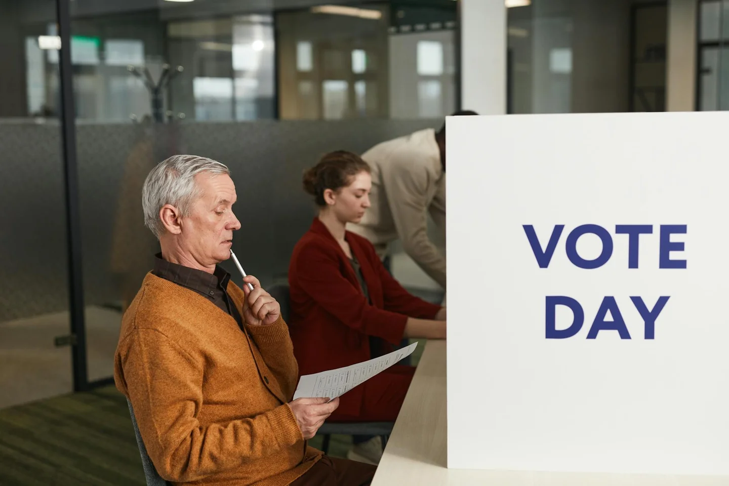 Imagen de un election polling station para ilustrar el tema chi può fare il rappresentante di lista en un artículo sobre requisitos y funciones al seggio