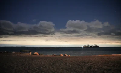 Imagen de una playa vacía de noche relacionada con si può entrare in spiaggia di notte
