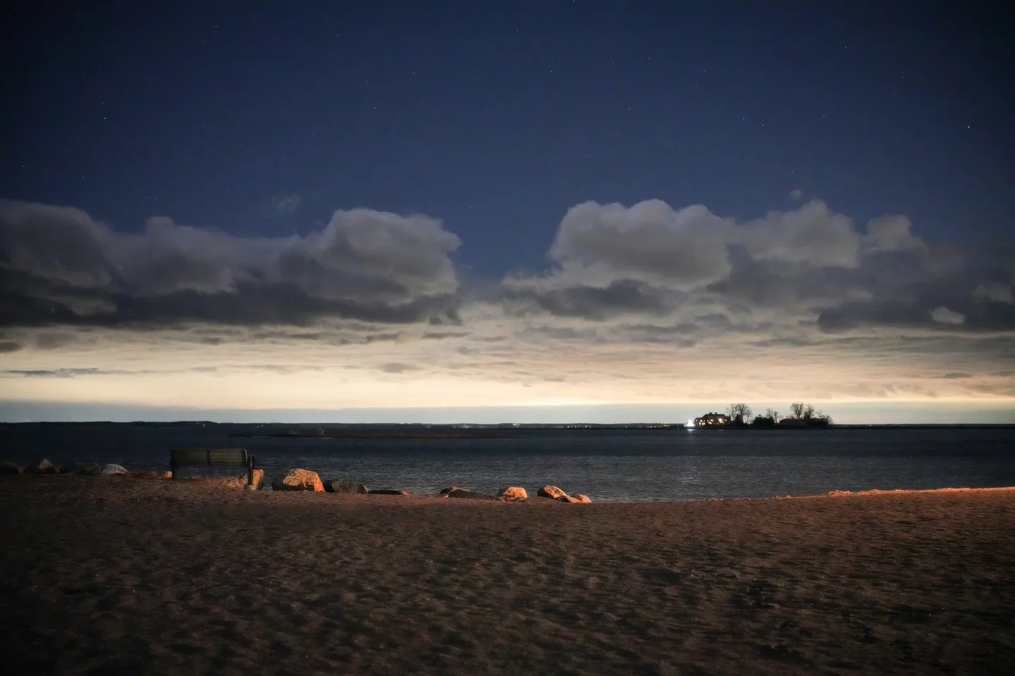 Imagen de una playa vacía de noche relacionada con si può entrare in spiaggia di notte