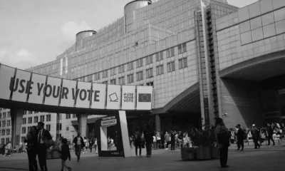 Imagen de personas votando en el Parlamento Europeo para ilustrar quali sono alcuni dei valori fondamentali dell unione europea