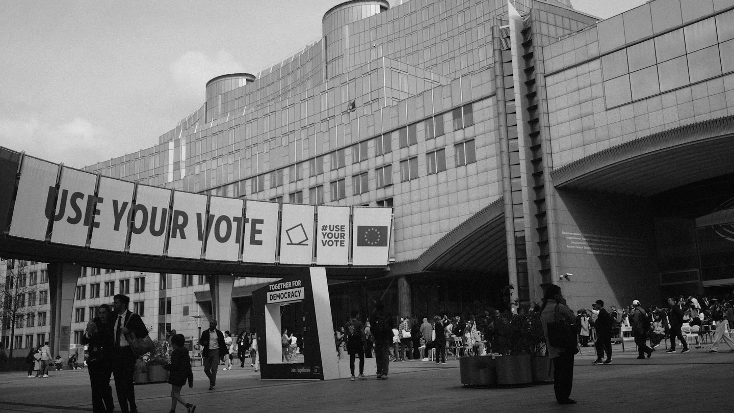 Imagen de personas votando en el Parlamento Europeo para ilustrar quali sono alcuni dei valori fondamentali dell unione europea
