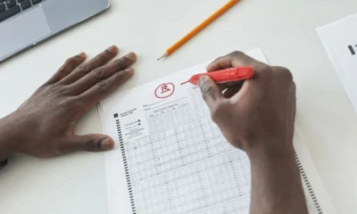 Profesores revisando exam papers en un contexto educativo relacionado con si può rifiutare il voto della maturità.