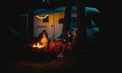 Familia en un camping para ilustrar "quale campeggio scegliere" y comparar opciones de alojamiento y servicios
