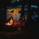 Familia en un camping para ilustrar "quale campeggio scegliere" y comparar opciones de alojamiento y servicios