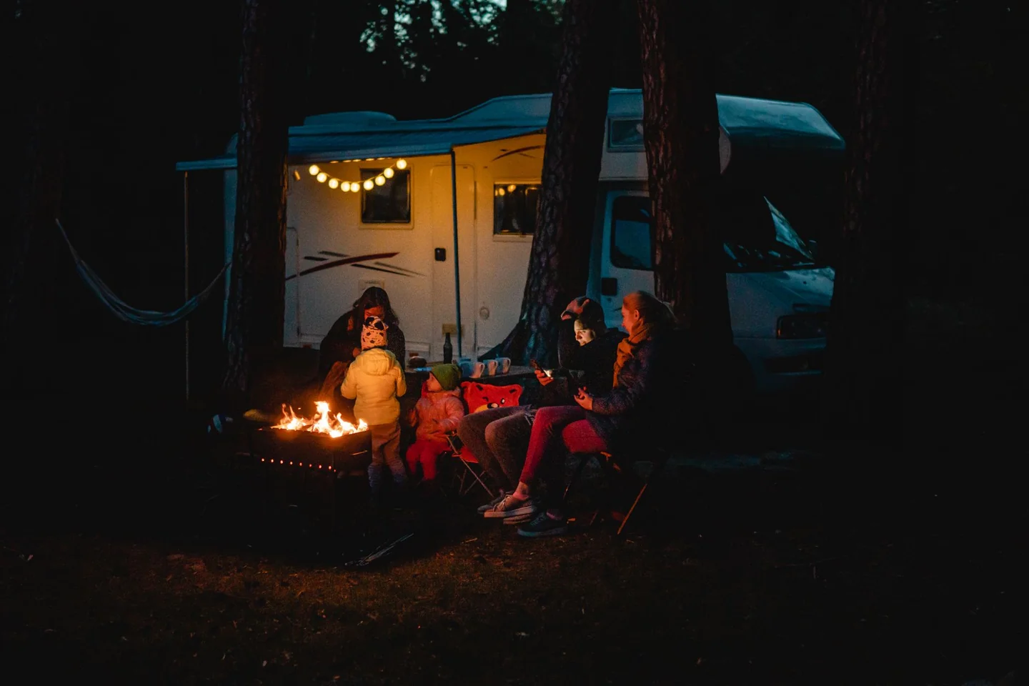 Familia en un camping para ilustrar "quale campeggio scegliere" y comparar opciones de alojamiento y servicios