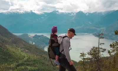 Familia de senderismo en montaña para ilustrar dove andare in Italia con i bambini