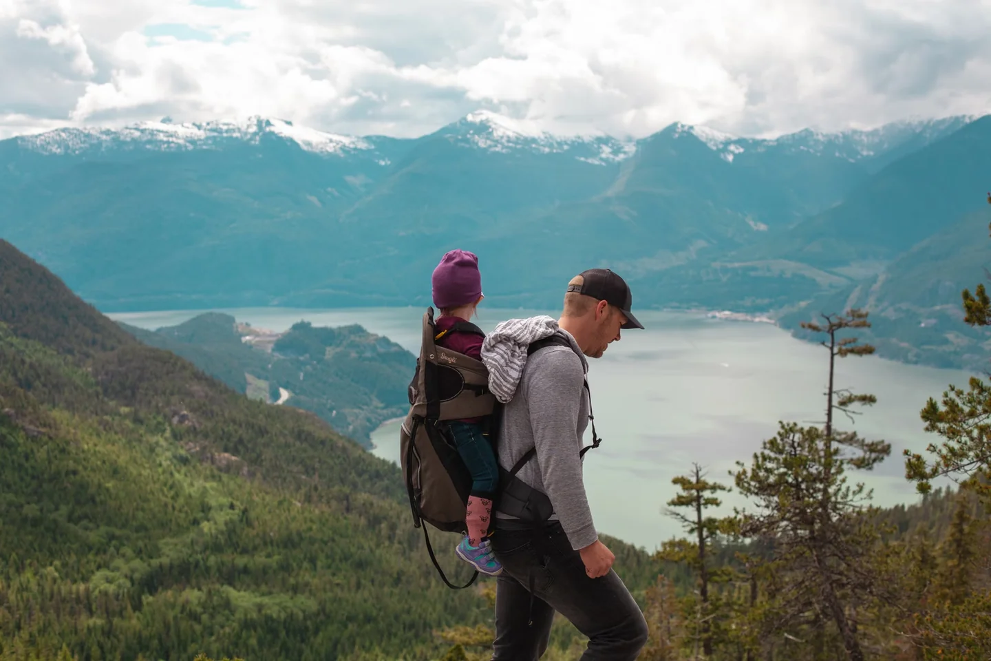 Familia de senderismo en montaña para ilustrar dove andare in Italia con i bambini