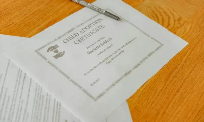Familia revisando documentos legales para entender chi deve compilare in rappresentazione erede pre morto en una sucesión