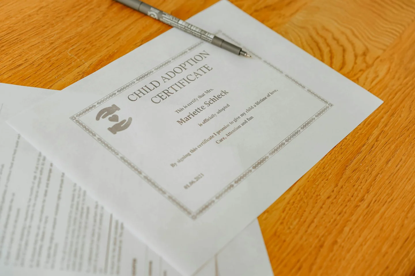 Familia revisando documentos legales para entender chi deve compilare in rappresentazione erede pre morto en una sucesión