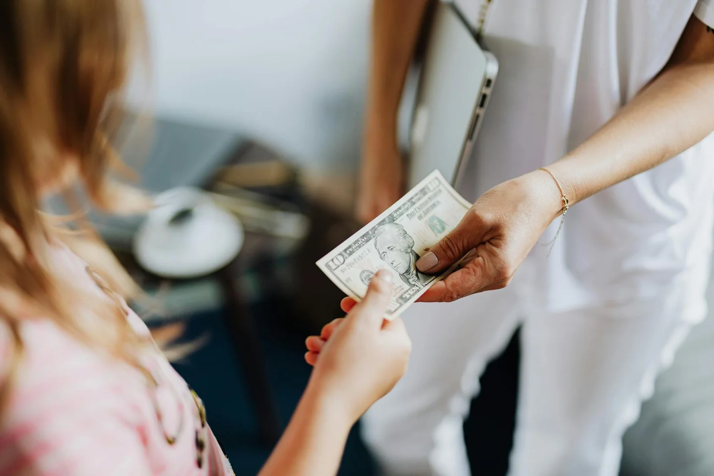 Imagen para el artículo "posso regalare 50.000 euro a mio nipote" sobre una transferencia de dinero en familia y los riesgos legales y fiscales de regalar 50.000 euros.