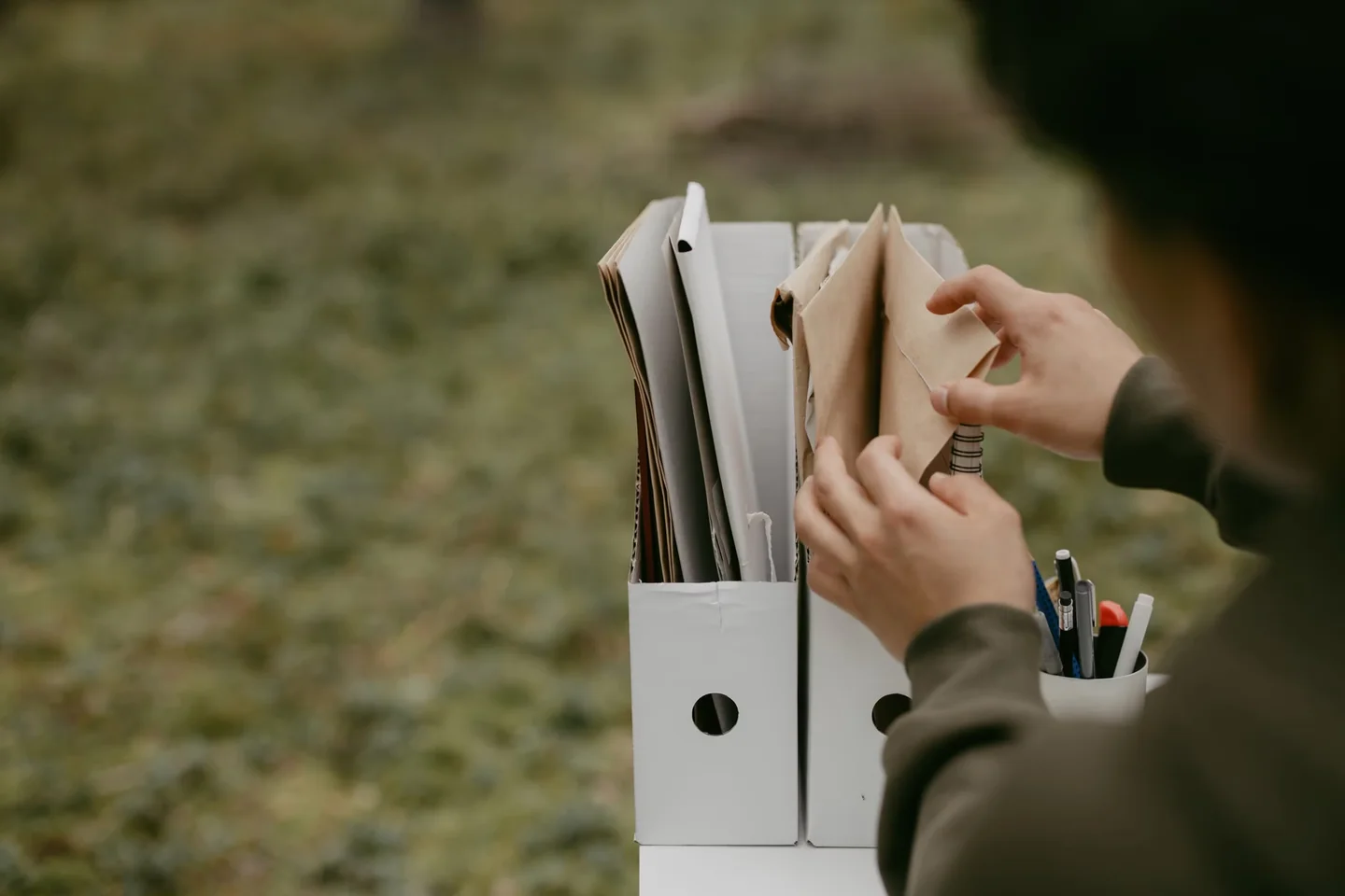 Familia revisando papeles y documentos sobre chi paga i debiti di una persona defunta en una mesa
