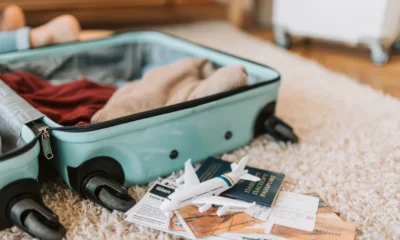 Foto de family travel documents para ilustrar che documenti servono per viaggiare con un minore en un artículo sobre controles y papeles para viajar con niños.