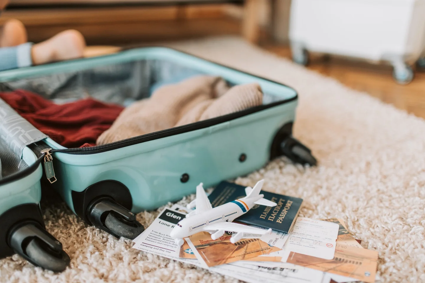 Foto de family travel documents para ilustrar che documenti servono per viaggiare con un minore en un artículo sobre controles y papeles para viajar con niños.