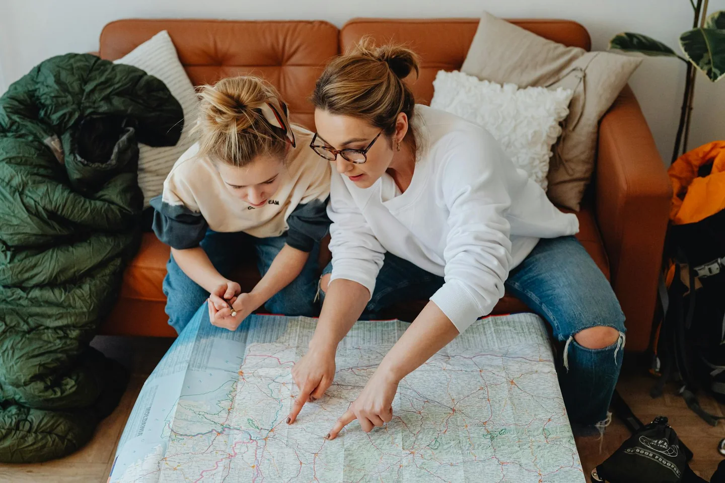 Familia preparando un viaje con niños pequeños, relacionado con domande da fare viaggio bambini piccoli.