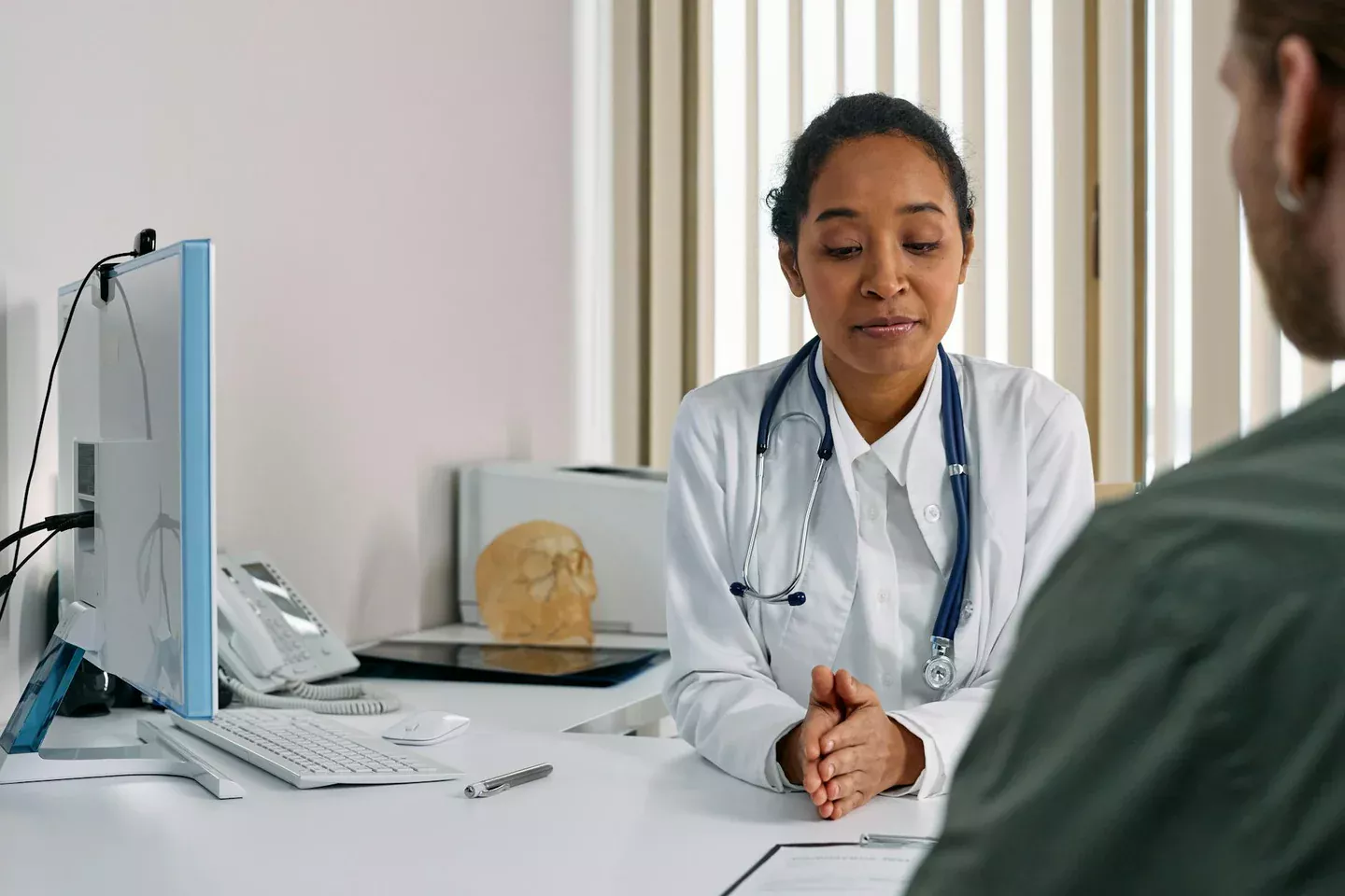 Ilustración de female doctor consultation para explicar perche il ciclo si blocca e poi ricomincia y cuándo consultar al médico.
