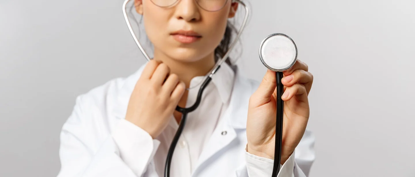 female doctor stethoscope para ilustrar dove si trova il cuore nelle donne en un contexto de anatomía y evaluación clínica