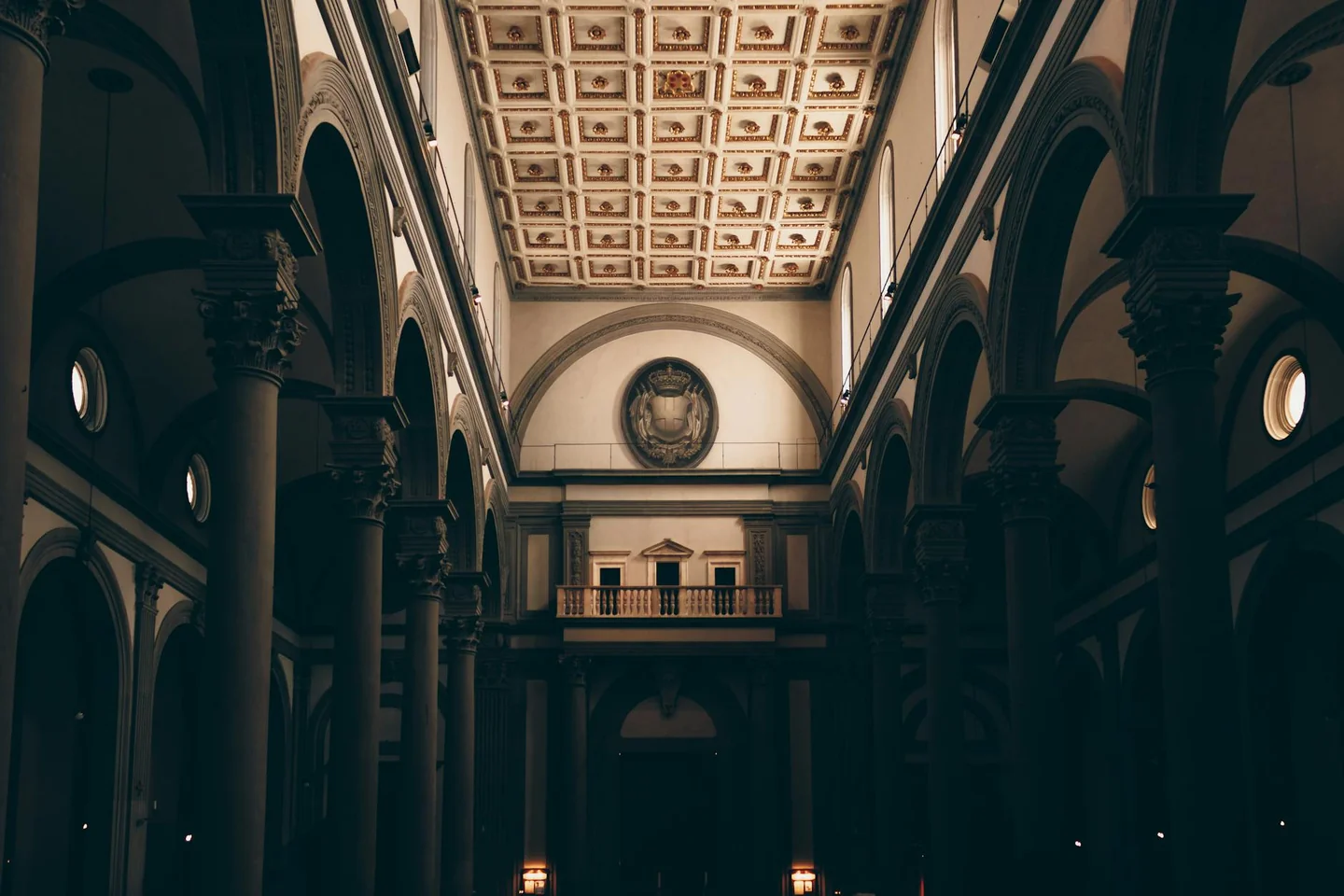 Interior de la basilica de Santa Croce en Firenze para ilustrar un artículo sobre chi è sepolto a santa croce