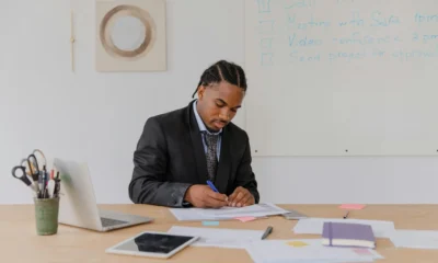 Persona escribiendo un correo formal en la oficina para ilustrar per le vie brevi cosa significa.