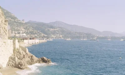 Vista de la French Riviera coastline para ilustrar dove si trova la costa azzurra en un artículo sobre su ubicación y litoral.