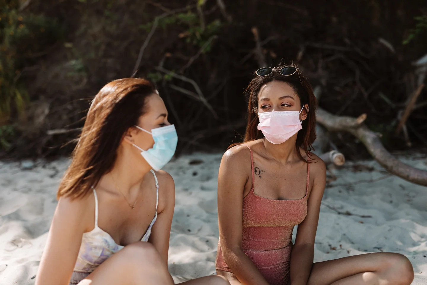 Dos personas conversando relajadas en la playa, ideal para ilustrar domande da fare a una persona conosciuta in vacanza.