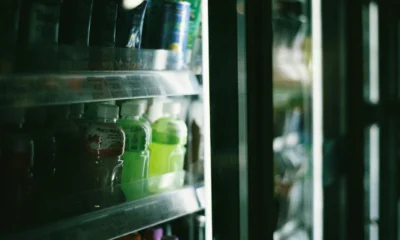 Foto de un frigorífico con hielo en el interior, ideal para ilustrar perche il frigo fa ghiaccio dentro en un artículo sobre causas y soluciones.