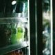 Foto de un frigorífico con hielo en el interior, ideal para ilustrar perche il frigo fa ghiaccio dentro en un artículo sobre causas y soluciones.