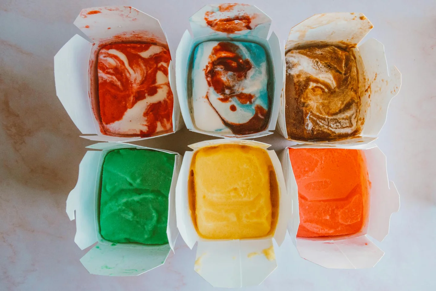 Imagen de frozen food container para ilustrar si puo ricongelare il cibo scongelato e cotto en una guía sobre seguridad alimentaria y conservación en casa.
