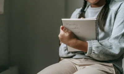 Bambina con diario y bolígrafo, una imagen que encaja con la idea de cosa regalare a una bambina di 10 anni para ilustrar la sección de cuadernos y objetos personales.