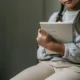 Bambina con diario y bolígrafo, una imagen que encaja con la idea de cosa regalare a una bambina di 10 anni para ilustrar la sección de cuadernos y objetos personales.