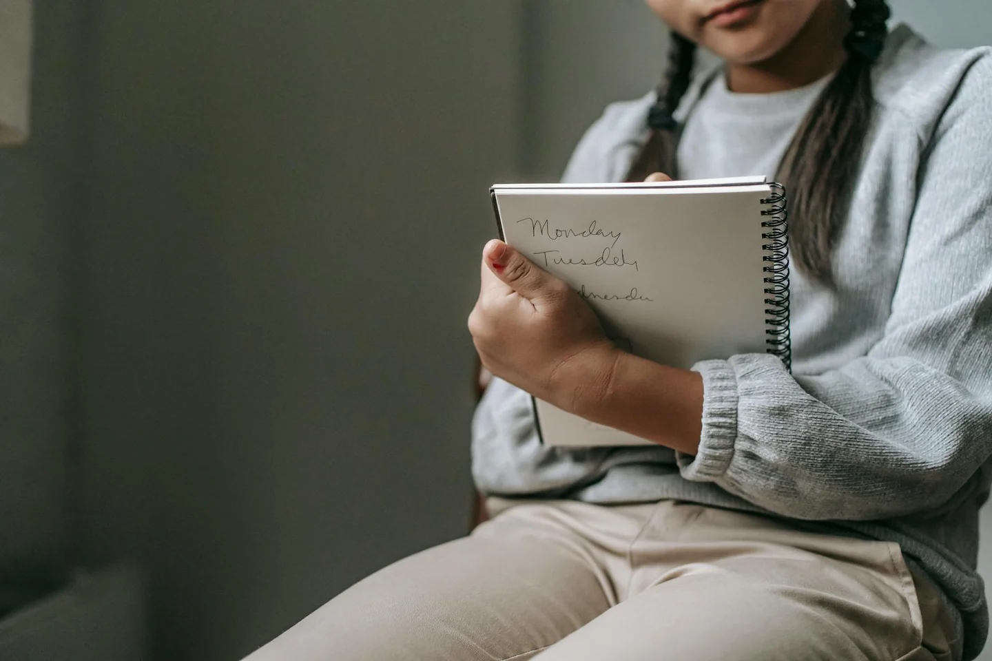 Bambina con diario y bolígrafo, una imagen que encaja con la idea de cosa regalare a una bambina di 10 anni para ilustrar la sección de cuadernos y objetos personales.