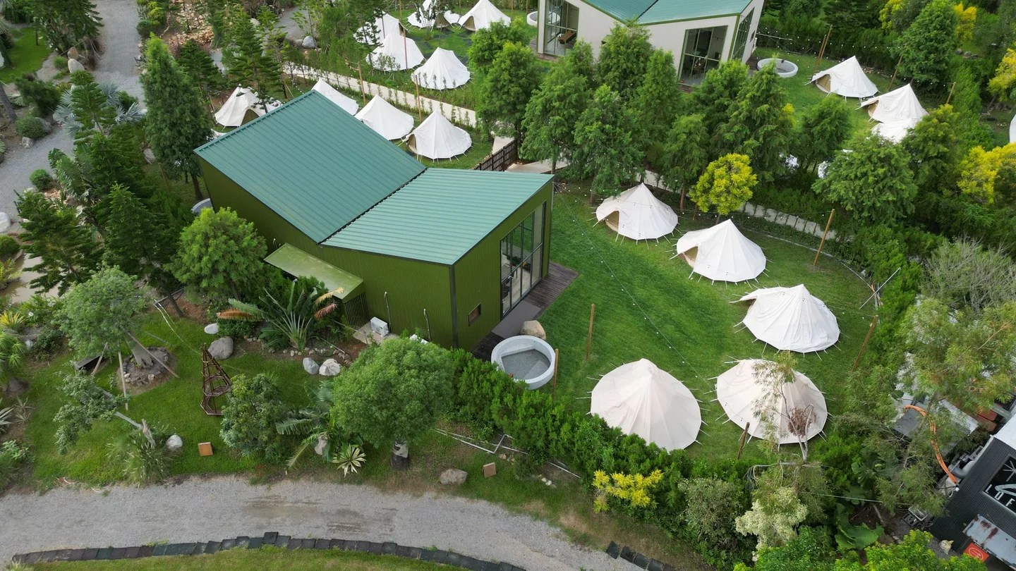 Foto de glamping tent resort para ilustrar quanto costa glamping Italia en un artículo sobre precios, servicios y diferencias entre alojamientos.