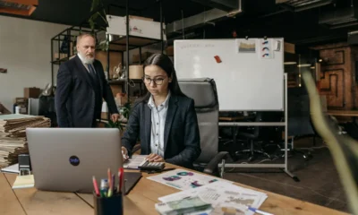 Fotografía de government office workers para ilustrar chi sono i dipendenti pubblica amministrazione en un artículo sobre el trabajo en la administración italiana.
