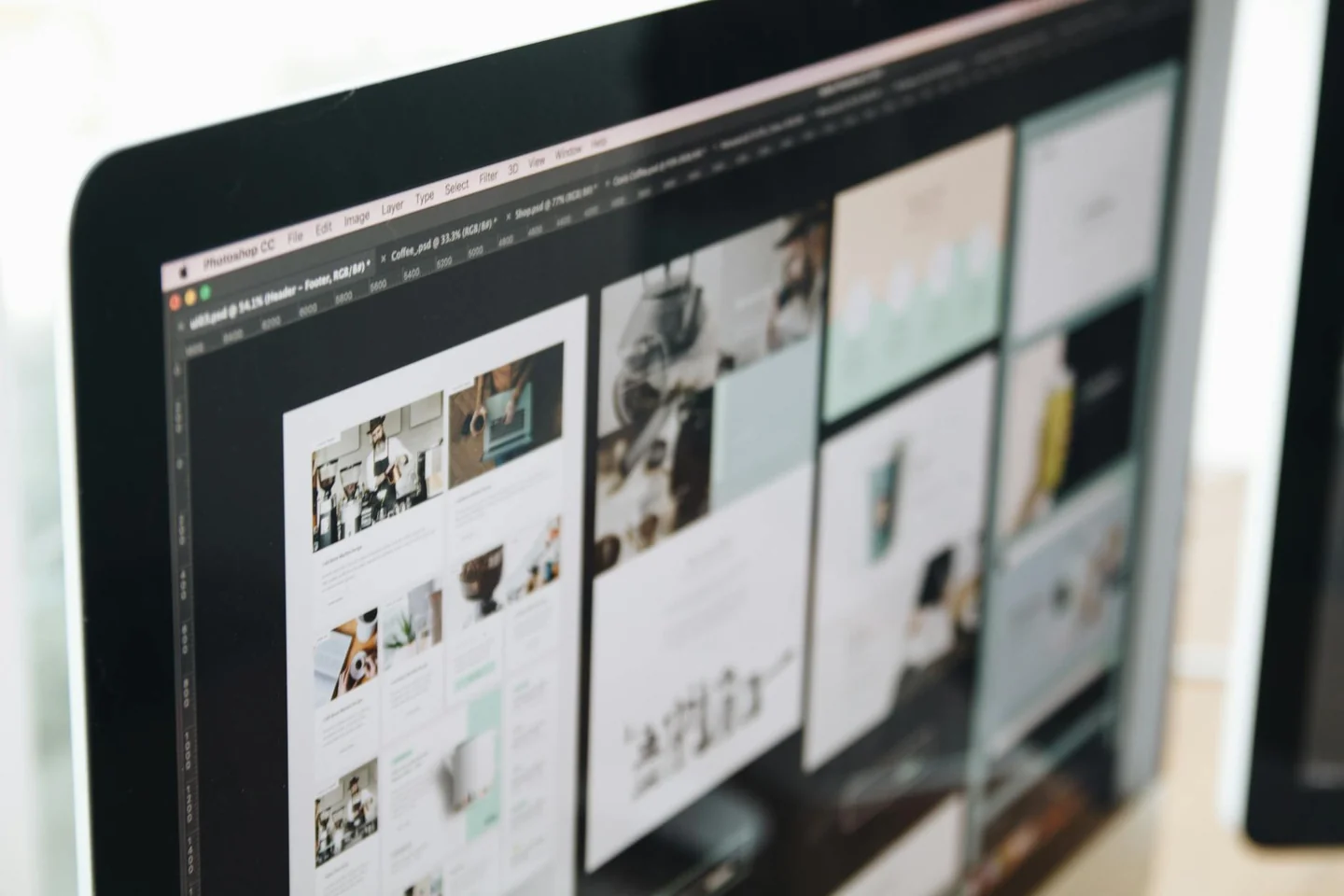 Pantalla de trabajo de un diseñador gráfico para ilustrar come attivare le guide su photoshop en un entorno visual ordenado y profesional.