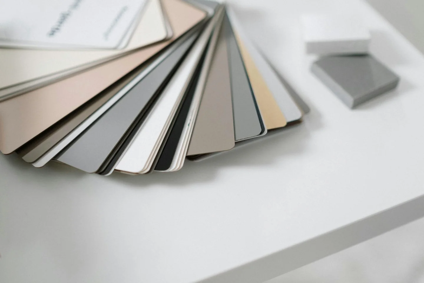 Paleta visual para ilustrar che colore sta bene con il grigio en moda e interiorismo