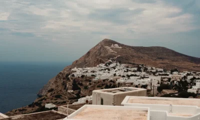 Paisaje de costa en Greek island coastline para ilustrar un artículo sobre quale isola greca scegliere