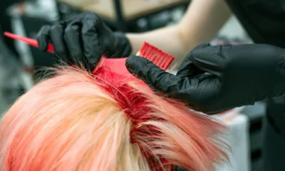 Persona en un salón de belleza recibiendo coloración capilar, imagen útil para ilustrar si puo fare la tinta ogni 15 giorni