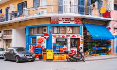 perche i musulmani non mangiano suino en una escena de compra de alimentos halal en el supermercado
