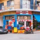 perche i musulmani non mangiano suino en una escena de compra de alimentos halal en el supermercado