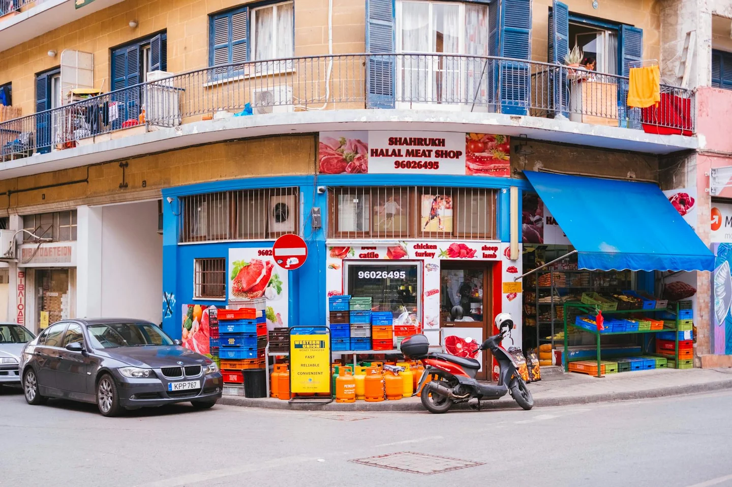 perche i musulmani non mangiano suino en una escena de compra de alimentos halal en el supermercado