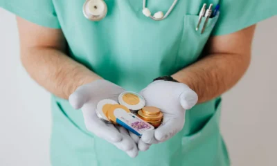 Fotografía de un healthcare worker salary para ilustrar quanto guadagna un operatore socio sanitario en un artículo sobre sueldos y condiciones laborales.